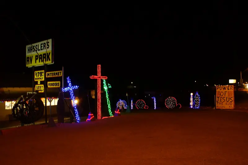 Photo: Chris English / CC BY-SA 3.0, via Wikimedia Commons 2014, Evening Sight, Hassler's RV Park Entrance