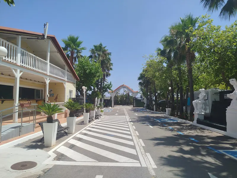 Photo: Birasuegi / CC BY-SA 4.0, via Wikimedia Commons Camping Playa Tropicana sarrera
