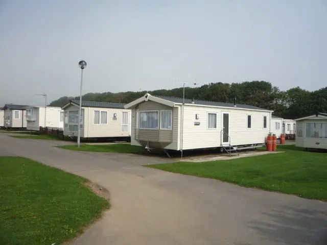 Photo: JThomas / CC BY-SA 2.0, via Wikimedia Commons Crows Nest Caravan Park