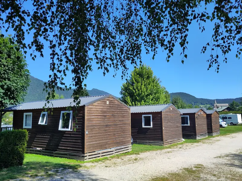 Photo: Exilexi / CC BY 4.0, via Wikimedia Commons Rangée de mobil homes dans le camping le Vercors à Autrans