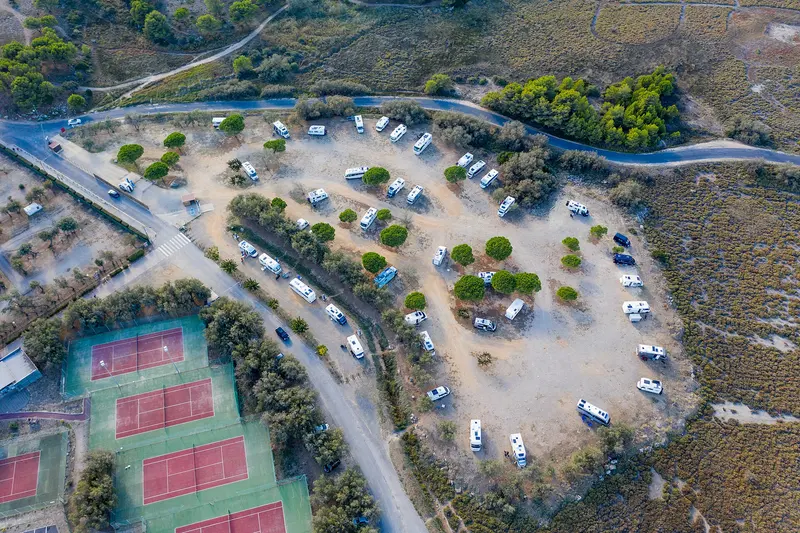 Photo: Raimond Spekking / CC BY-SA 4.0, via Wikimedia Commons Aire de Camping-Car Saint-Pierre-la-Mer, Fleury, département Aude - aerial view