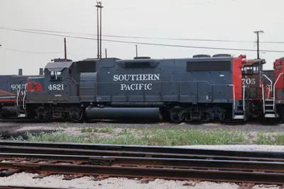 Southern Pacific SP 4821 (GP38-2), near River Ridge