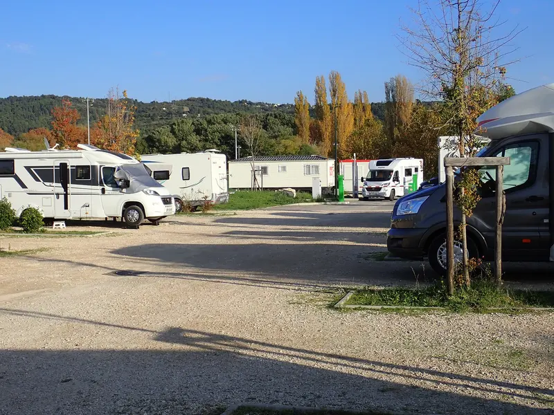 Aire CAMPING-CAR PARK Apt Lumière Luberon arriving motorhome