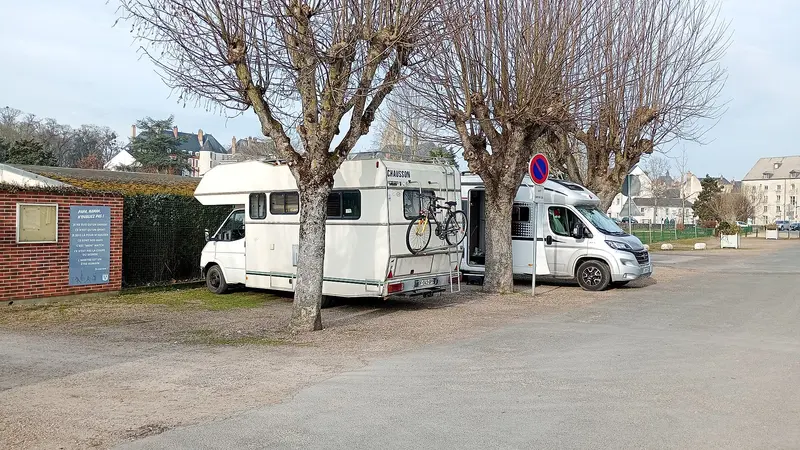 Meung-sur-Loire Aire camping-cars castle