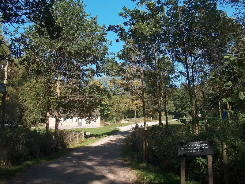 Photo: Neil Theasby / CC BY-SA 2.0, via Wikimedia Commons The entrance to North Lees campsite