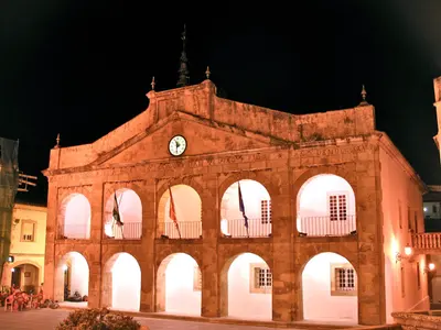 Ayuntamiento de Cortes de la Frontera - vista nocturna
