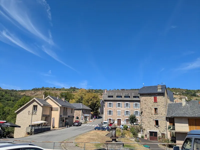 Photo: Sebleouf / CC BY-SA 4.0, via Wikimedia Commons Saint-Nectaire - Vue nord village depuis place de l'Église (août 2025)