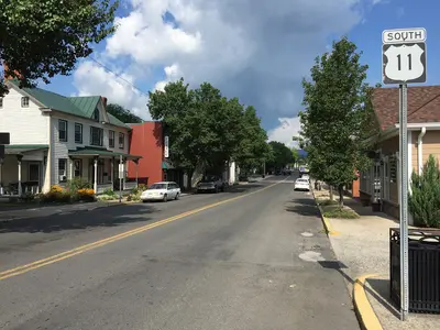 10 00 16 View south along U.S. Route 11 (King Street) just south of Virginia State Route 55 (Massanutten…