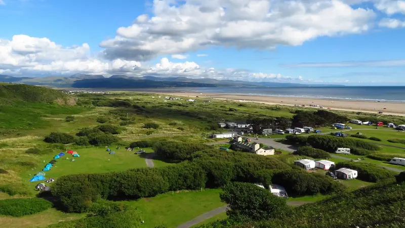 Photo: Colin Park / CC BY-SA 2.0, via Wikimedia Commons Black Rock Sands Touring & Camping Park near Criccieth