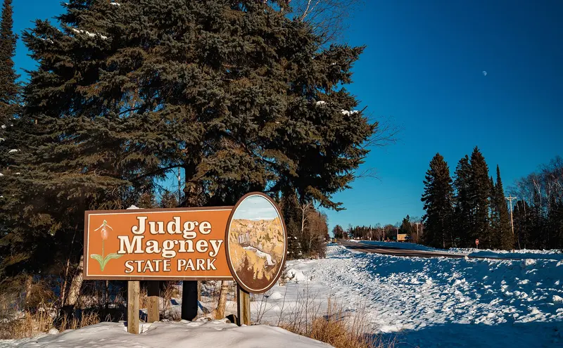 Photo: Tony Webster from Minneapolis, Minnesota, United States / CC BY 2.0, via Wikimedia Commons Winter on the North Shore Judge C.R. Magney State Park on Highway