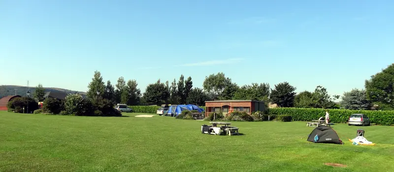 Photo: habiloid / CC BY-SA 2.0, via Wikimedia Commons Moorhouse Farm Campsite, Holford