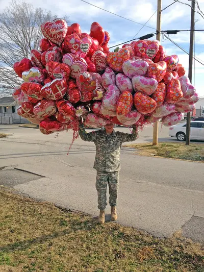 Missouri Guardsmen deliver Valentine's Day balloons 130214-D-YU513, near Anderson