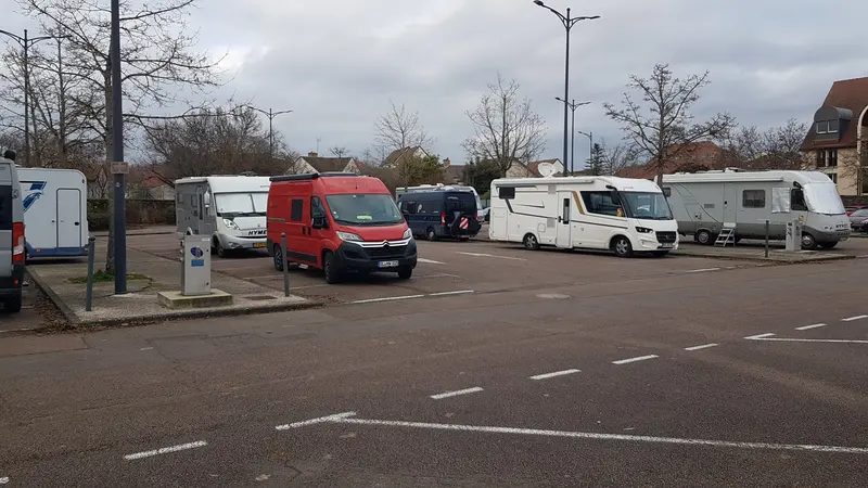 Photo: Elgaard / CC BY-SA 4.0, via Wikimedia Commons Parking Charles le Gaulle motorhome stopover