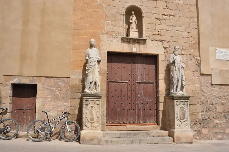 Tàrrega, portada de l'església de Sant Antoni flanquejada per dues imatges procedents de l'antiga portada…, about 0.3 km from Àrea de Tàrrega