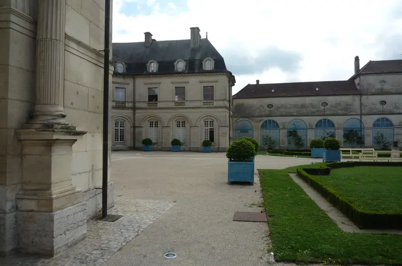 Château de Champlitte, aile sud vue depuis l'aile nord, communs et cour d'honneur, about 1.2 km from Camping de Champlitte