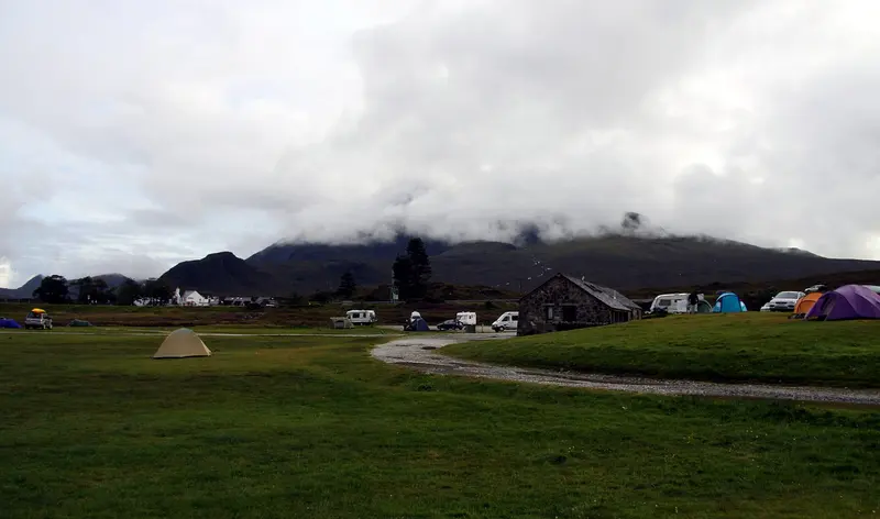 Photo: Chmee2 / CC BY-SA 3.0, via Wikimedia Commons Camp site in Sligachan in summer