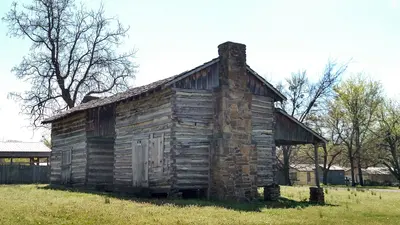 Historic Cherokee cabin in Fort Gibson, Oklahoma (1c7c120a-ecc3-405d-bdd5-abd079f722be)
