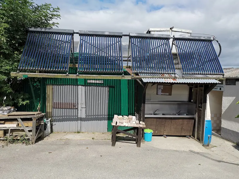 Photo: Phil Champion / CC BY-SA 2.0, via Wikimedia Commons Solar water heating at Tom's Field Campsite, Langton Matravers