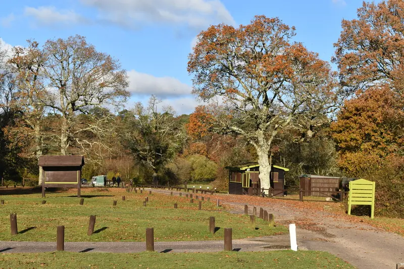 Photo: David Martin / CC BY-SA 2.0, via Wikimedia Commons Entrance to Ashurst Campsite